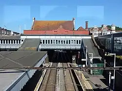 De oude loopbrug gezien uit de nieuwe.