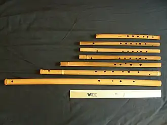 Diverse typen bamboefluiten met 50 cm liniaal: 5 bansuri's, een Shakuhachi en een Kena