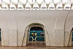 Doorgang tussen middenhal en perron