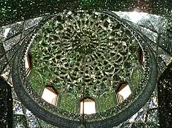 Gemozaïekt spiegelglas aan binnenzijde van de koepel