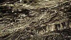 Stalactieten aan het plafond van de grot