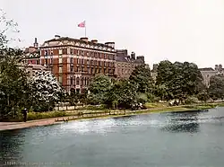 Fotochroomafdruk rond 1900 van het Shelbourne Hotel in het park St. Stephen's Green in de Ierse hoofdstad Dublin