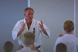 Shihan Hollander geeft uitleg (2003)