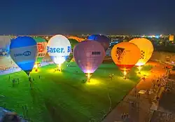 Opstijgende luchtballonen vanaf het veld tijdens een festival in 2010