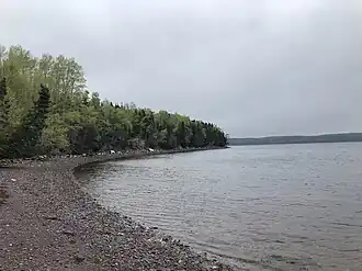 Kust van de Clode Sound gezien nabij de monding van de Cobblers Brook in het Nationaal Park Terra Nova