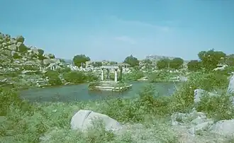 Een altaar in een irrigatiemeer