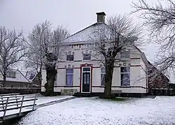 Sicke Benninghestede of Bennemah, een (in 1906 herbouwde) oude edele heerd, vernoemd naar kroniekschrijver Sicke Benninghe