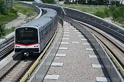 reeks V rijdt Aderklaaer Straße binnen.