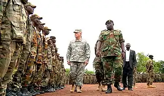 Sierra Leoonse troepen worden geschouwd door hun commandant en Amerikaanse instructeurs na hun opleiding voor deelname aan AMISOM. Bijna duizend Sierra Leoonse militairen namen deel aan deze opleiding; Foto: juni 2012.