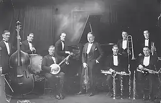 Arnold Loyacano (geheel links met contrabas)