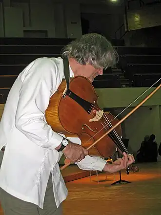 Sigiswald Kuijken met een viola da spalla, 2008