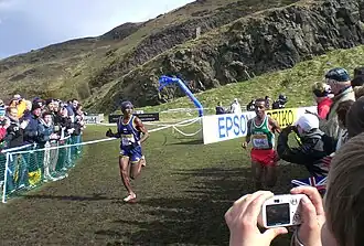 Kenenisa Bekele (rechts) op weg naar een unieke prestatie: zijn vijfde achtereenvolgende overwinning in 2006.