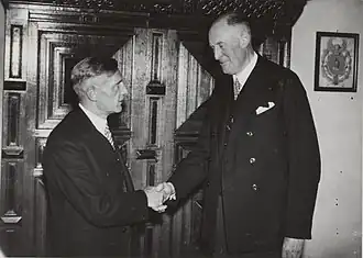 Plekker (links) feliciteert Van der Burgt (1941)