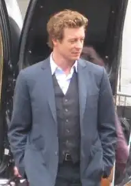 Simon Baker als Patrick Jane op de set van The Mentalist