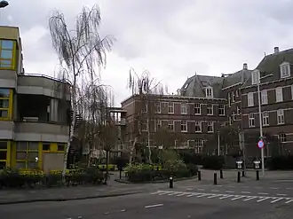 Jan van Scorelstraat met links De Hoogstraat en rechts het voormalige Sint Antonius Ziekenhuis