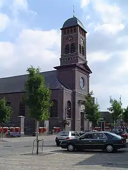 Parochiekerk Heilige Bavo en kerkhof