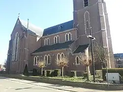 Zijaanzicht van de Sint-Gertrudiskerk te Beverst