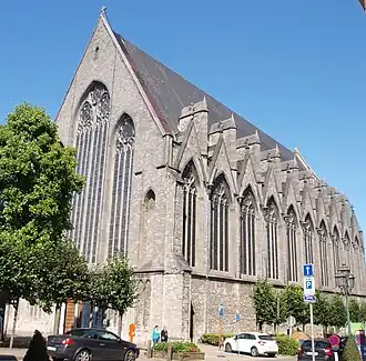 De Sint-Hendrikskerk, met de steunberen die langs binnen door het dak steken
