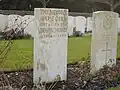 Duits graf van onbekende soldaten op Ramscappelle Road Military Cemetery in Sint-Joris