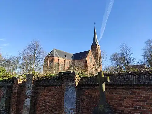 De Sint-Jozefskerk gezien vanuit de begraafplaats van Tereken