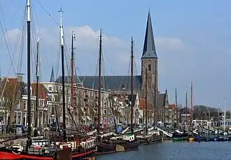 De Zuiderhaven met de Sint-Michaëlkerk