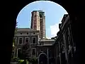 Zicht op de abdijtoren vanuit de cour d'honneur