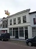 Huis met lijstgevel in waterstaatsstijl