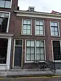 Huis met lijstgevel, vernieuwd