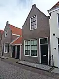 Huis met gepleisterde klokgevel