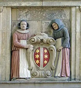 Aan de andere zijde van het Lazaruspoortje is de gevelsteen aangebracht van het voormalige Sint Elisabeth Gasthuis