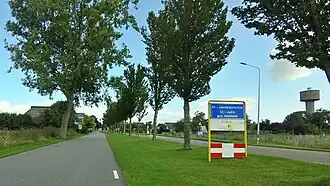 De Zuiderweg (N393) in Sint Jacobiparochie