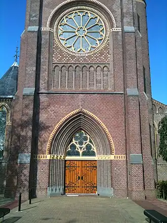 De ingang van de kerk
