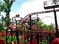 Pandemonium in Six Flags St. Louis. Bij elke draaiende achtbaan van Gerstlauer kijken de inzittenden naar elkaar, i.p.v. dat ze rug tegen rug zitten.