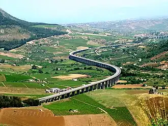De "viadotto Caldo" van de A29dir, vlakbij Segesta