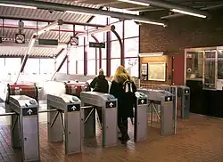 De toegangshal bovenaan de roltrappen