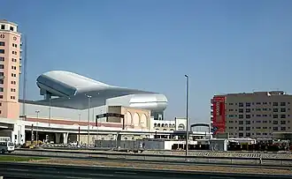 De overdekte helling van Ski Dubai (de grijze constructie)