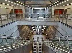 De verdeelhal en de roltrappen naar het perron.