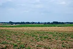 Slagveld met in de achtergrond de kerk van Hees