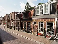 Arbeiderswoningen uit circa 1900, die nog steeds langs de laaggelegen (op het oude polderniveau) Slatuinenweg staan; 2016.