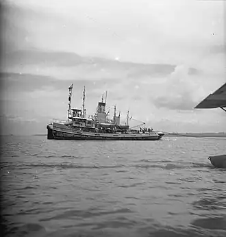 Hr.Ms. Margriet met het Julianadok op sleep