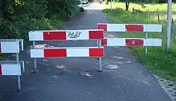 Dit slingerhek dient om auto's te weren. Meestal volstaat men in een dergelijk geval met een aantal paaltjes midden op de weg.