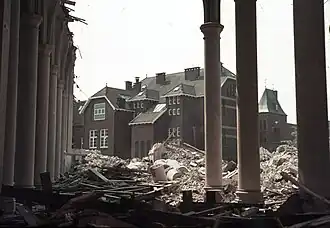 Sloop van de Kerk van O.L. Vrouw ten Hemelopneming met op de achtergrond de achterzijde van het gebouw van de R.K. Scholenstichting Buiten Wittevrouwen aan de Deken Roesstraat 6