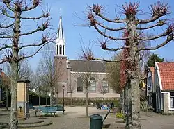 Dorpsplein met dorpspomp en Sloterkerk