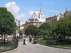 Op de voorgrond: parkjes en fonteinen. Op de achtergrond: de Sint-Antonius van Paduakerk.