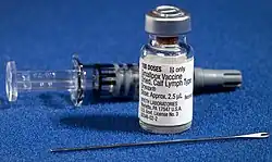 Een flesje met het pokken-vaccin en de bijbehorende gevorkte naald