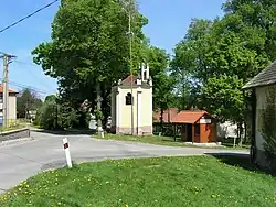 Dorpskapel en bushalte (2011)