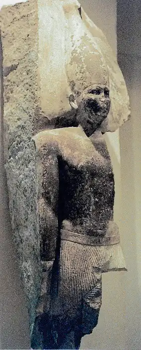 Beeld van kalksteen van farao SnofroeEgyptisch Museum