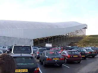 Het complex vanaf de nabijgelegen parkeerplaats.
