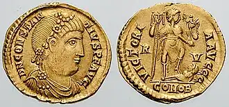Een solidus van Constantius III. Op de achterkant wordt Constantius afgebeeld als generaal met een veldteken in de ene, Victoria in de andere hand en een vijand onder zijn voet.Bron: CNG coins..