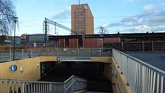 De noordelijke onderdoorgang, met op de achtergrond het gemeentehuis.